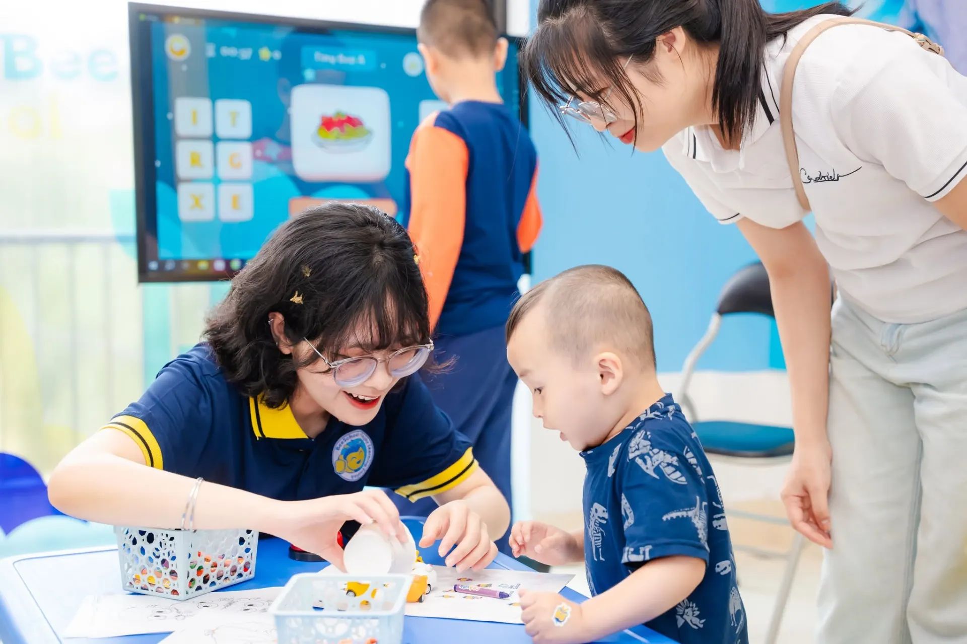 Bố mẹ đồng hành học tiếng Anh cùng con như thế nào để hiệu quả?