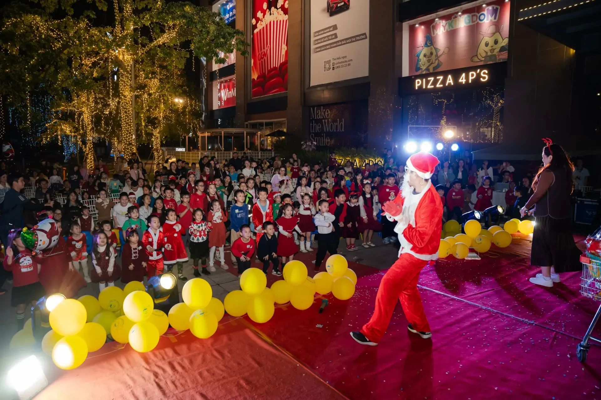 Hello Santa 2025 – Đêm hội Giáng sinh rực rỡ tại Vincom Long Biên